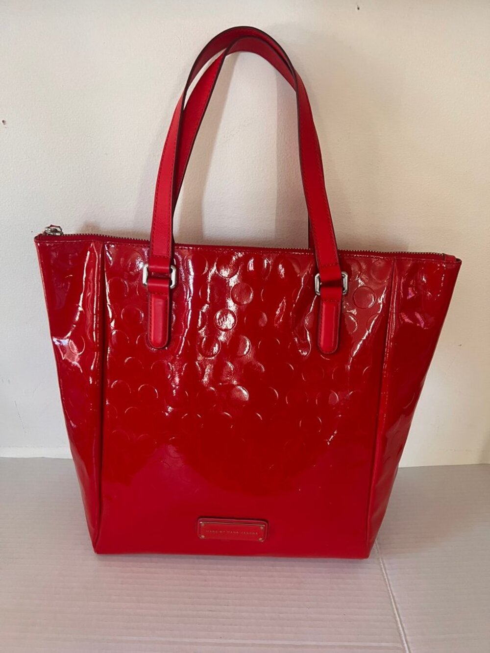 Y2K MARC BY MARC JACOBS TAKE ME BIG DOTS TOTE RED PATENT LEATHER